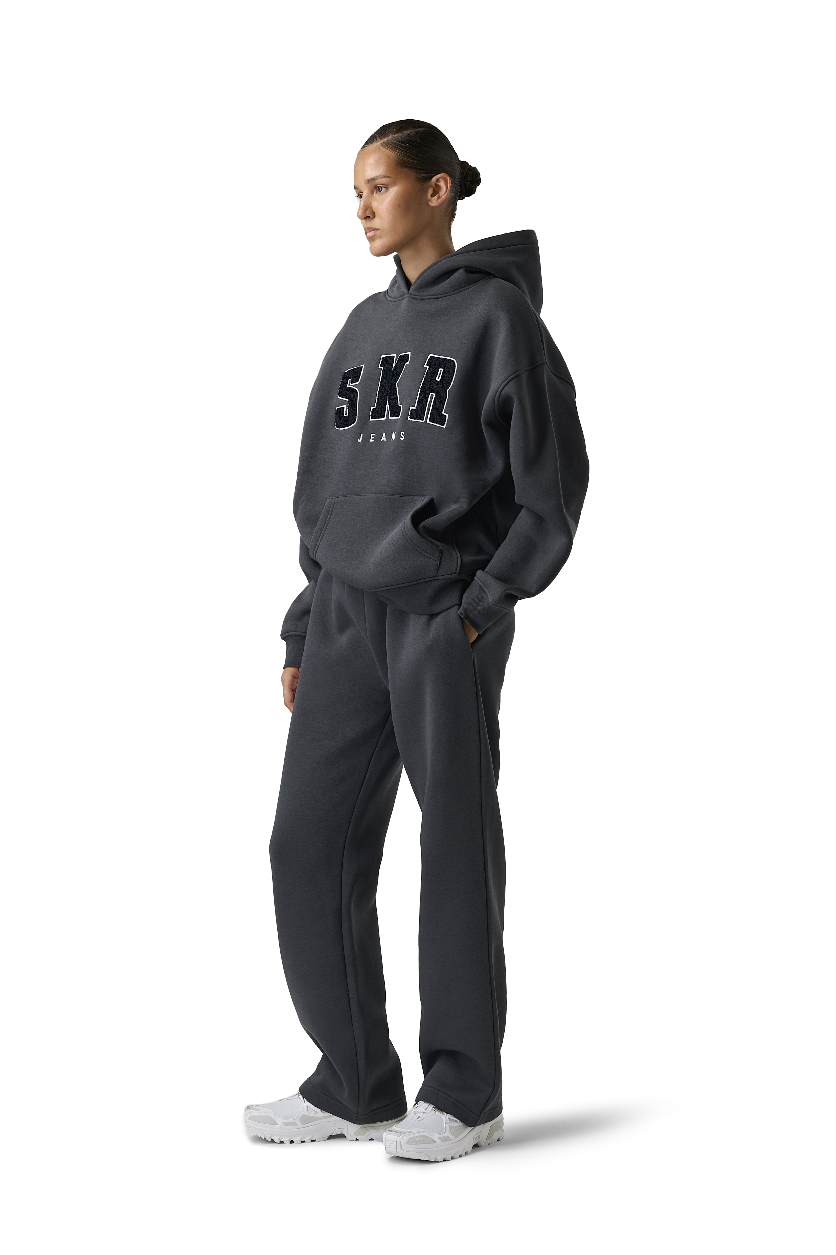 Model Scarlett is 5'8" and wears a size S.